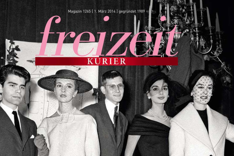 Schwarz-Weiß-Foto einer Gruppe elegant gekleideter Personen vor dem Schriftzug „Freizeit Kurier“.