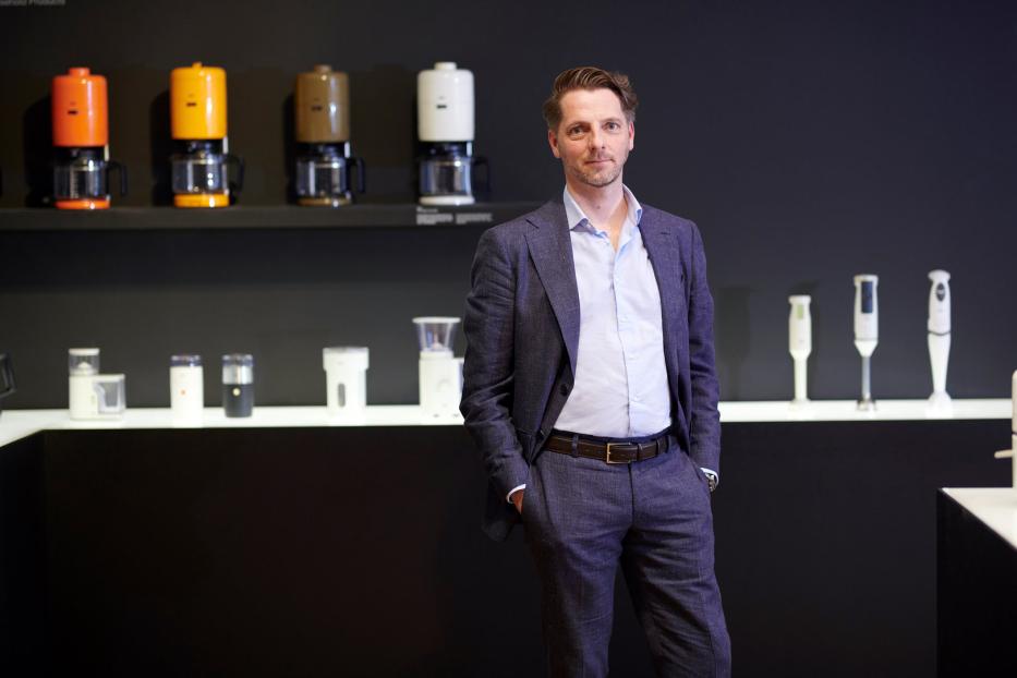 Markus Orthey vor Design-Ikonen aus dem Hause Braun