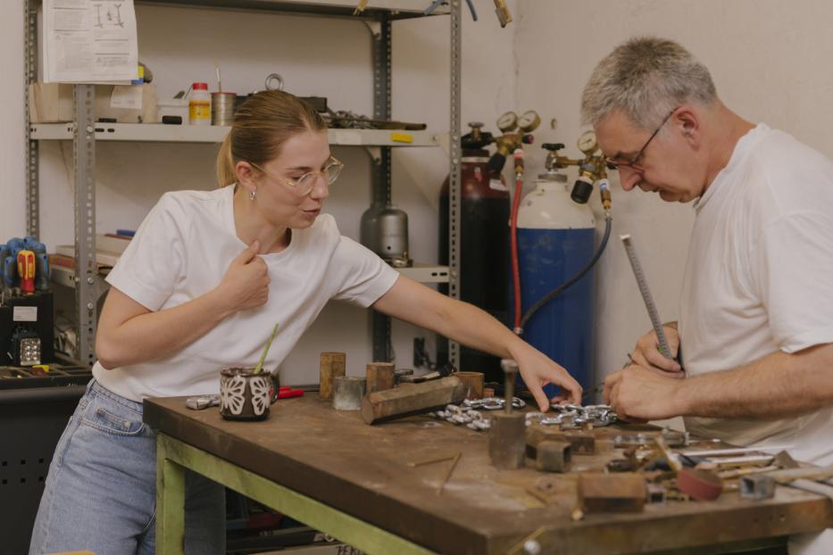 Anna Zimmermann beim Wissensaustausch mit einer Handwerker bei Bakalowits