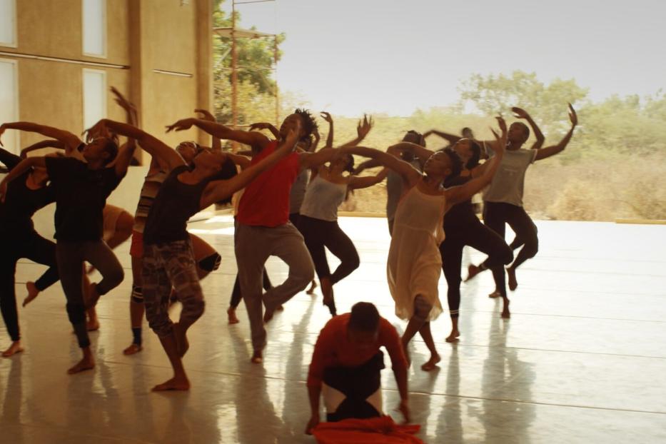 In der École des Sables wird mit einem afrikanischen Tanz-Ensemble Pina Bauschs Choreografie von Strawinskys „Das Frühlingsopfer“ einstudiert: „Dancing Pina“