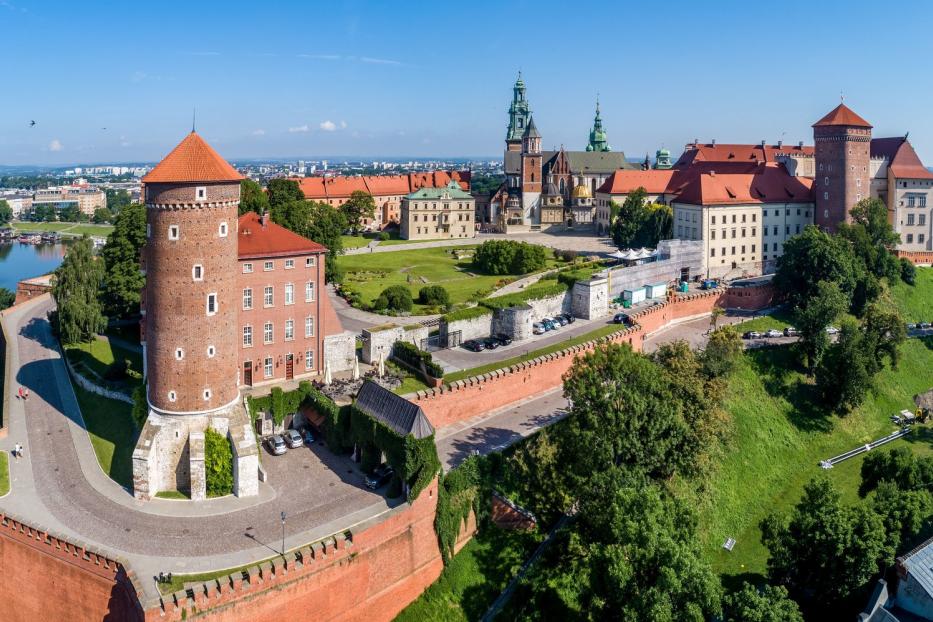 Auf dem Wawel-Hügel über der Weichsel war einst die Residenz der polnischen Könige, die in der Kathedrale daneben gekrönt wurden. Auf dem Weg zum Hügel kommt man an einem Feuer speienden Drachen vorbei