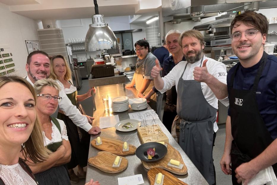 Gastgeberin Nina Pichler (li.) begrüßte im Molzbachhof Alexander Gründler vom Kulinarikhotel Alpin Achenkirch mit Team