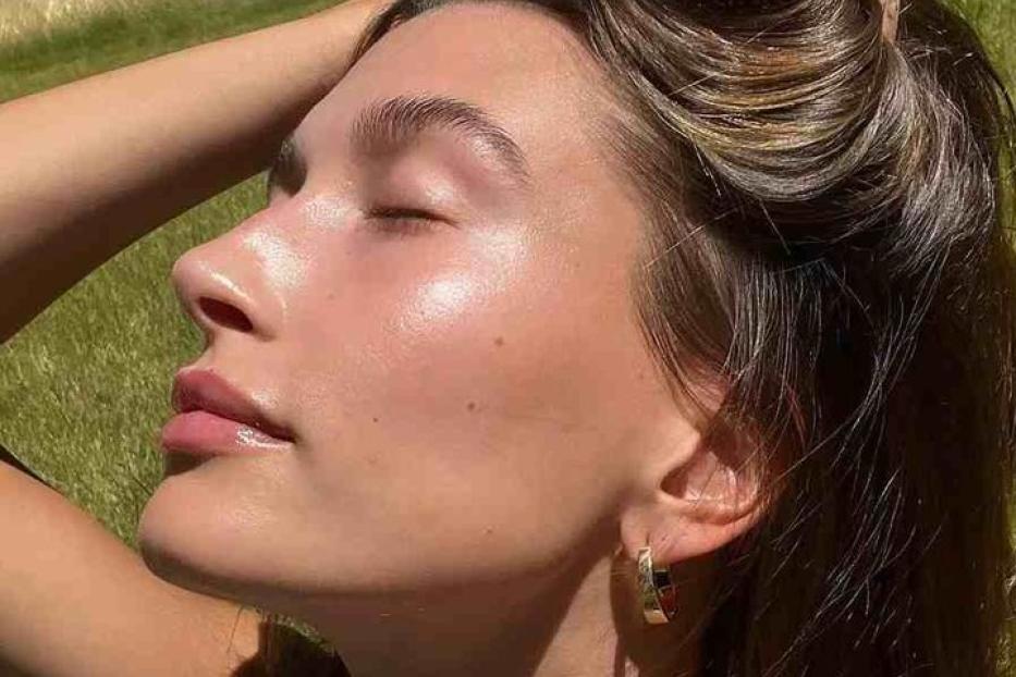 Hailey Bieber zeigt sich als &quot;Glazed Donut&quot; und bewirbt ihre eigene Gesichtspflege