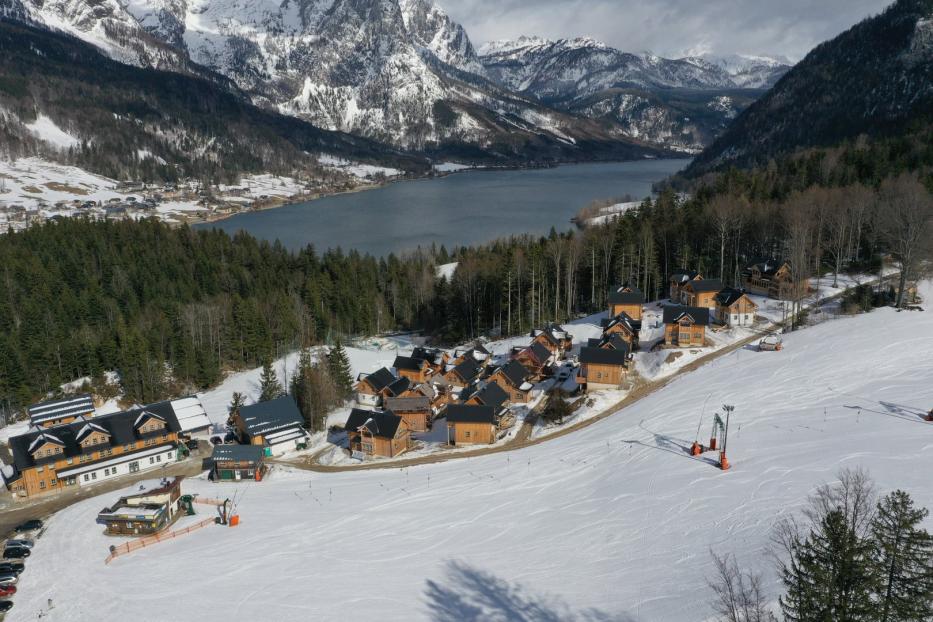 Direkt beim Narzissendorf gibt es Skihänge, dahinter den Grundlsee und den Backenstein.