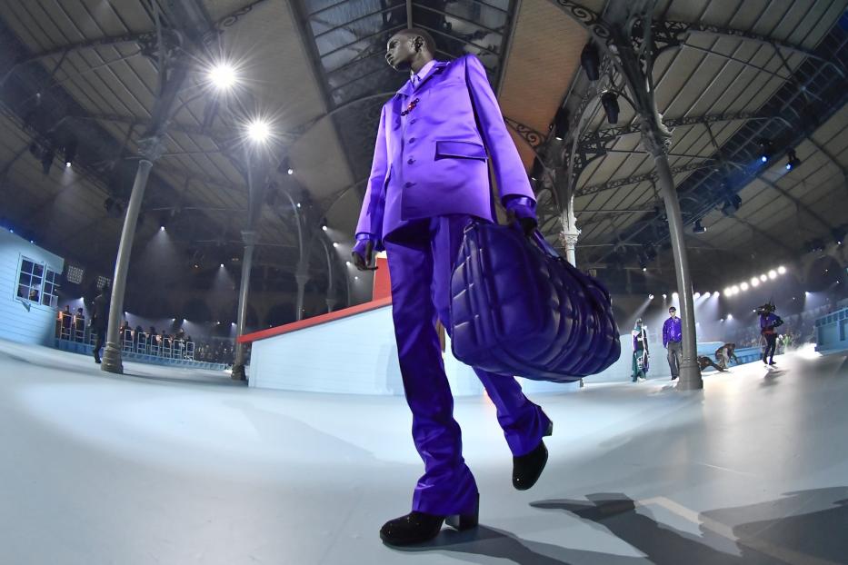 So trägt Mann den Anzug in diesem Winter. Zumindest wenn es nach den Vorstellungen Louis Vuittons geht (Bild der Pariser Fashion Week vom Jänner 2022)