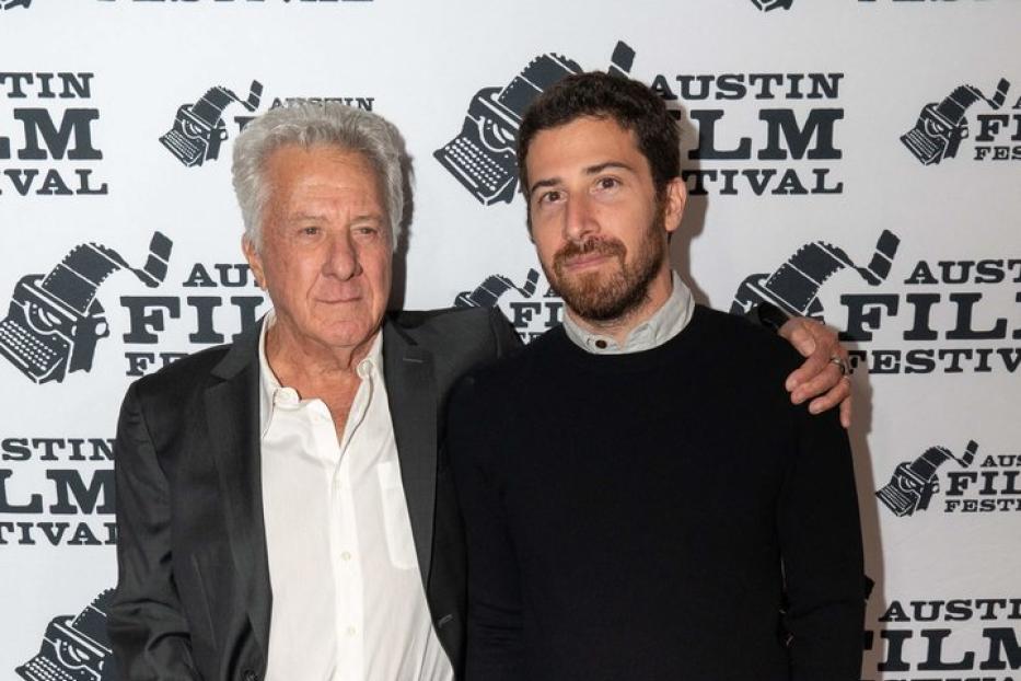 Dustin Hoffman legt seinen Arm um Sohn Jake