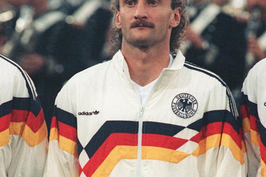 Rudi Völler vor dem WM-Finale 1990 in einer Trainingsjacke aus Ballonseide.