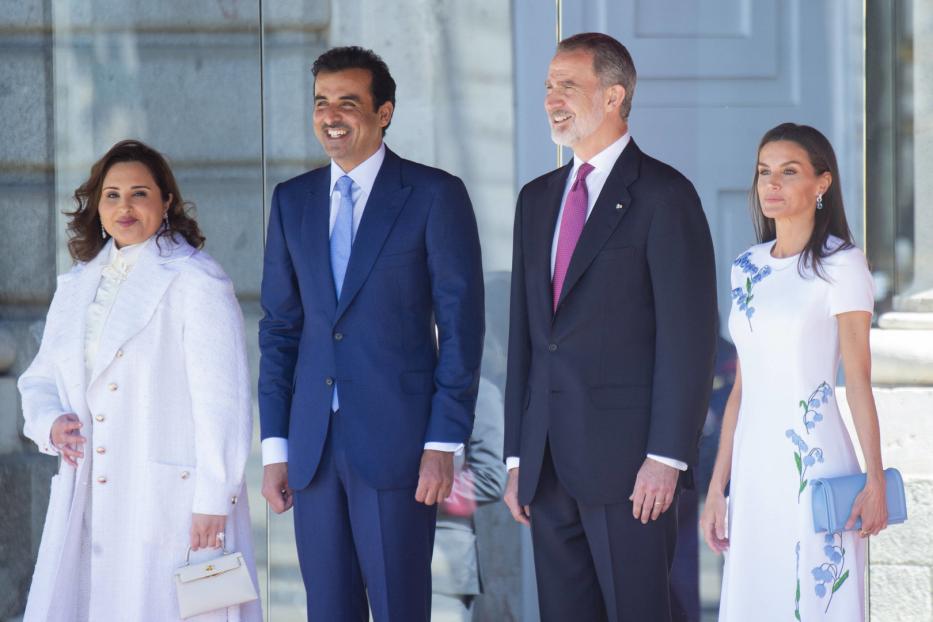 Der Emir von Katar, Tamim bin Hamad Al Thani, mit seiner ersten Frau Sheikha Jawaher (li.) bei einem Staatsbesuch bei Spaniens König