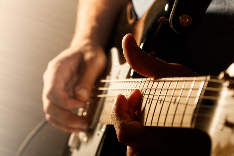 Symbolbild: Ein Mann spielt Gitarre