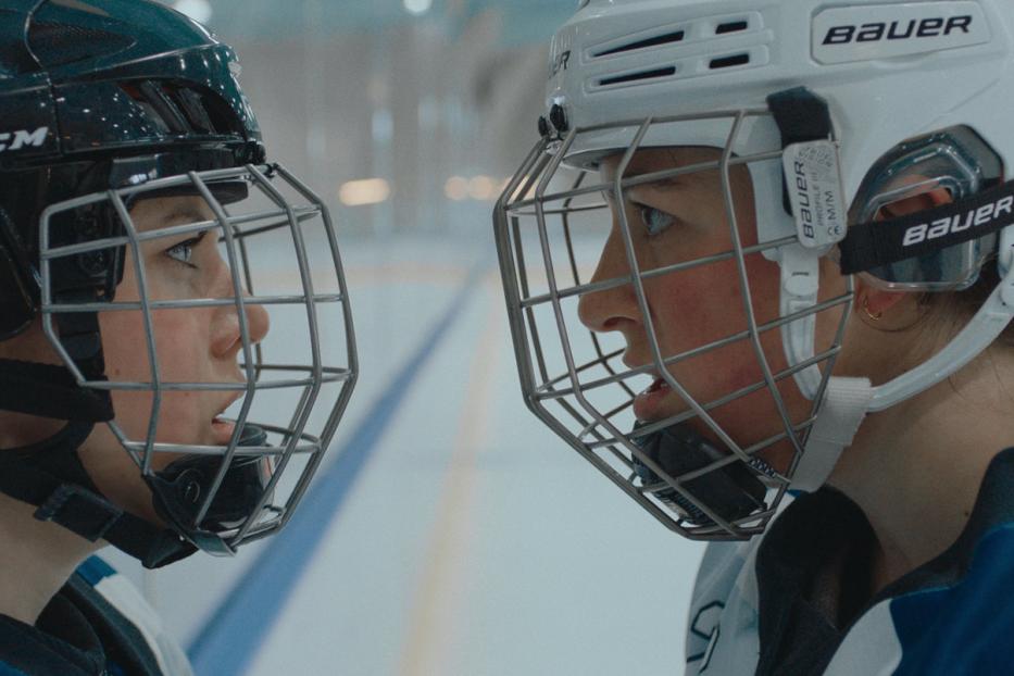 Spielen im selben Eishockey-Team: Alina Schaller (li.) und Judith Altenberger in „Breaking the Ice“