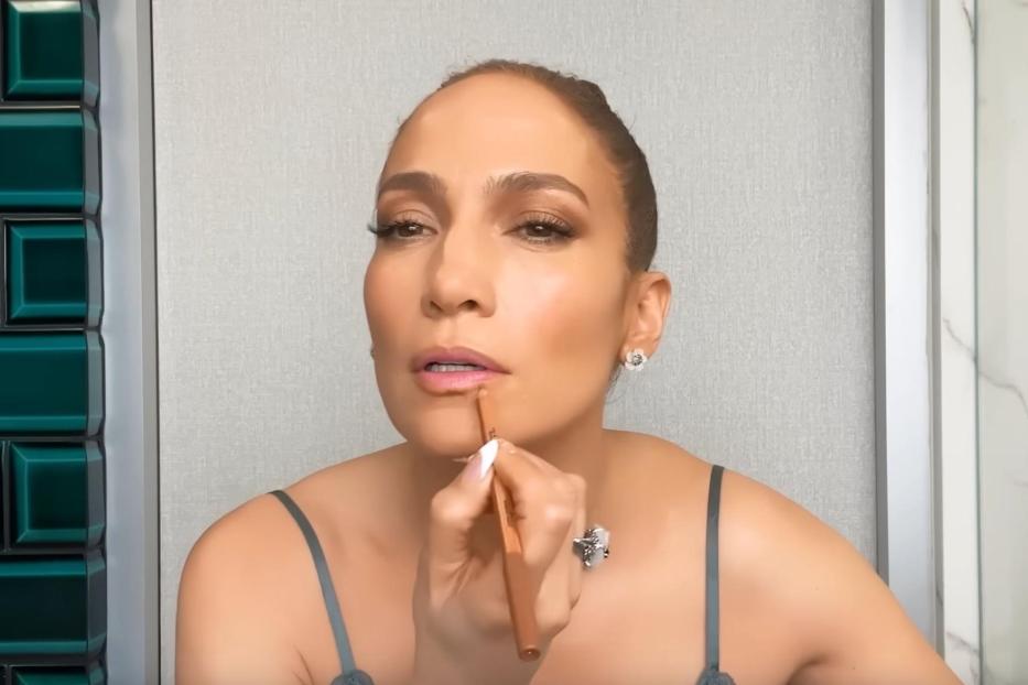 Lopez zeigt einen Beauty Hack von Tiktok