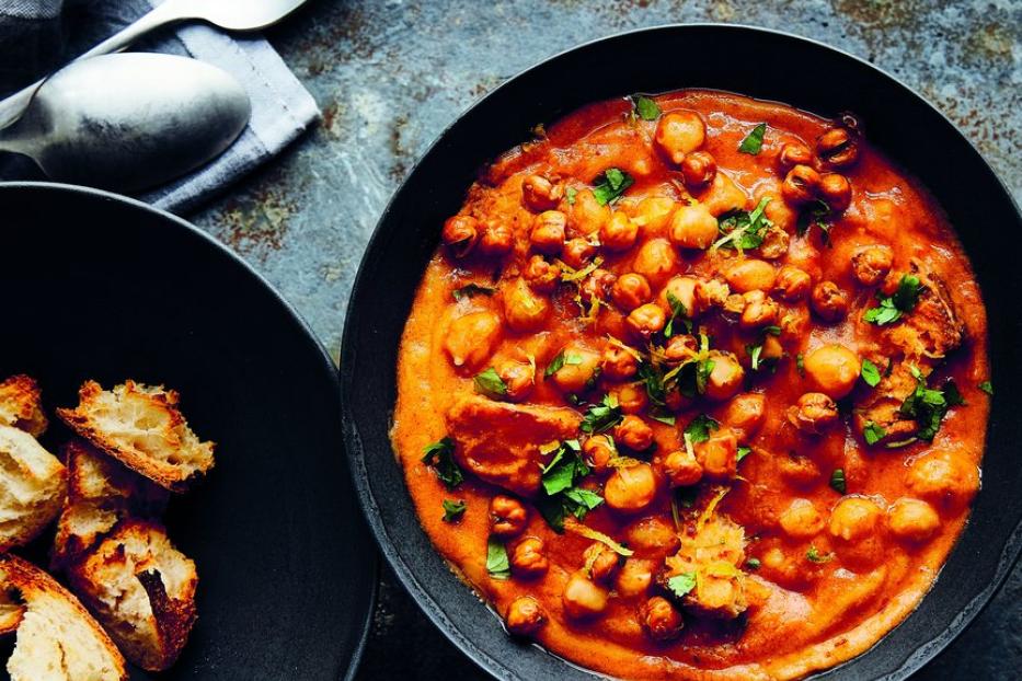 Ein Teller Kichererbseneintopf mit Croutons und frischer Petersilie garniert.