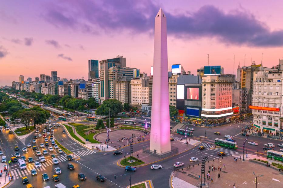 Die Avenida 9 de Julio ist eine der Hauptverkehrsadern in Buenos Aires – und eine der breitesten Straßen der Welt.