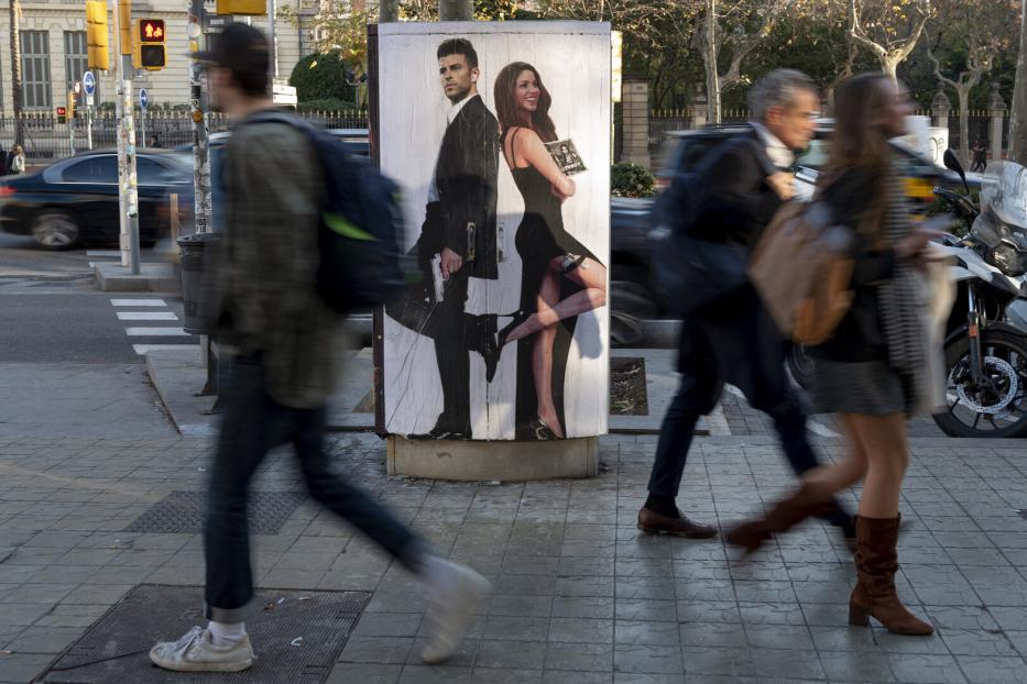 Ein Street-Art-Plakat auf neben einem Gehsteigt zeigt Shakira und Piqué wie Angelina Jolie und Brad Pitt im Film "Mr. & Mrs. Smith"