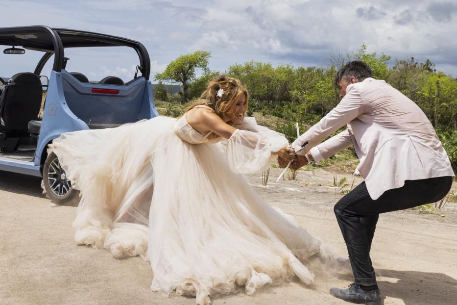 Auf der Flucht vor Terroristen ist ein Hochzeitskleid hinderlich: Jennifer Lopez in &quot;Shotgun Wedding&quot;