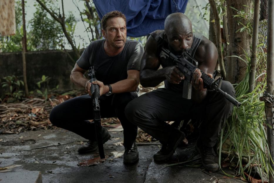 Gerard Butler (li.) muss sich mit Mike Colter durch den Dschungel schlagen: „Plane“