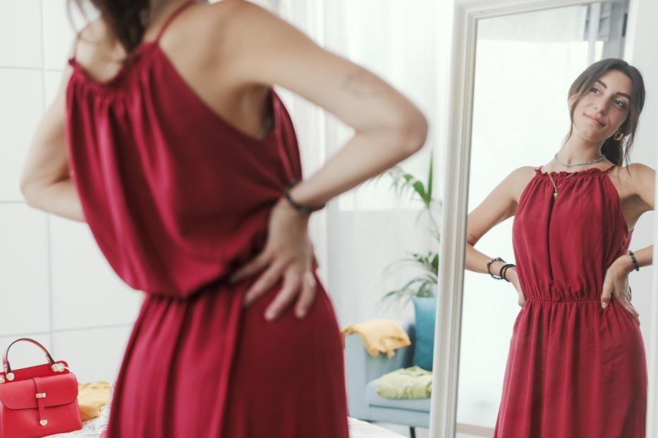 Elegante Frau, die ein neues Outfit ausprobiert - Stock-Fotografie