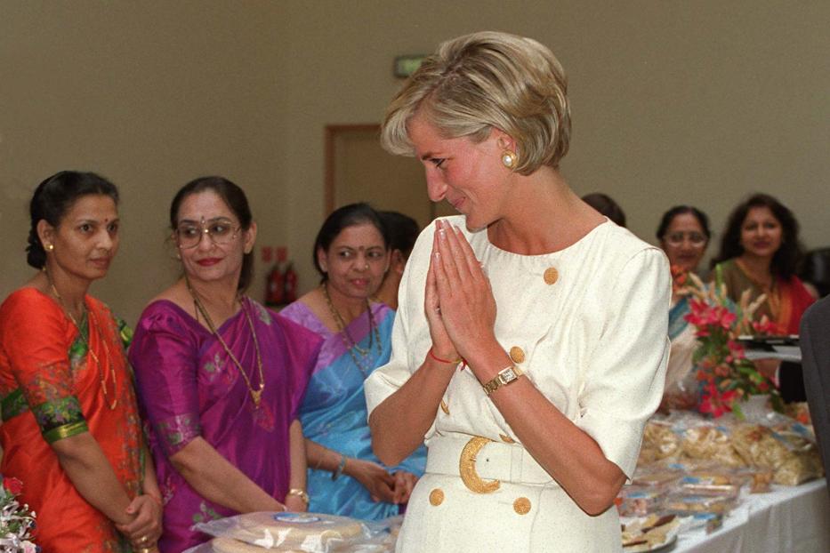 LONDON, UNITED KINGDOM - JUNE 06: Diana, Princess Of Wales Visiting The Shri Swaminarayan Mandir In Neasden, London Nw10. (Photo by Tim Graham Photo Library via Getty Images)