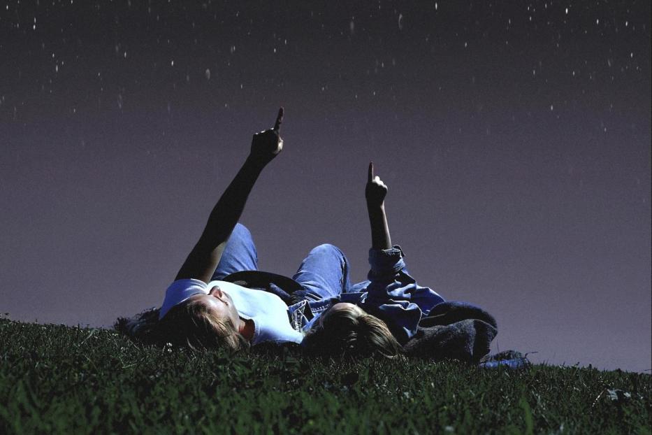 Mother and daughter looking at stars - Stock-Fotografie