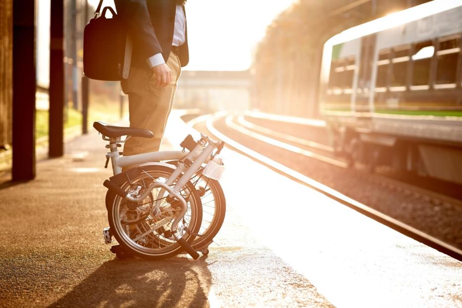 Geschäftsmann warten auf Plattform des Bahnhof - Stock-Fotografie