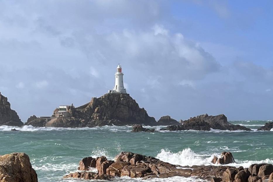 Ein Wahrzeichen: La Corbière, der weltweit erste Betonleuchtturm, Baujahr 1874, am südwestlichsten Inselpunkt, ist nur bei Ebbe zu Fuß erreichbar