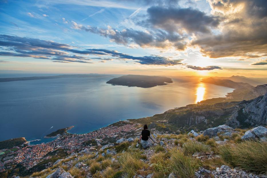 Blick vom Biokovo auf Makarska und die Inseln Brač und Hvar. Wer genau schaut, sieht bis nach Italien