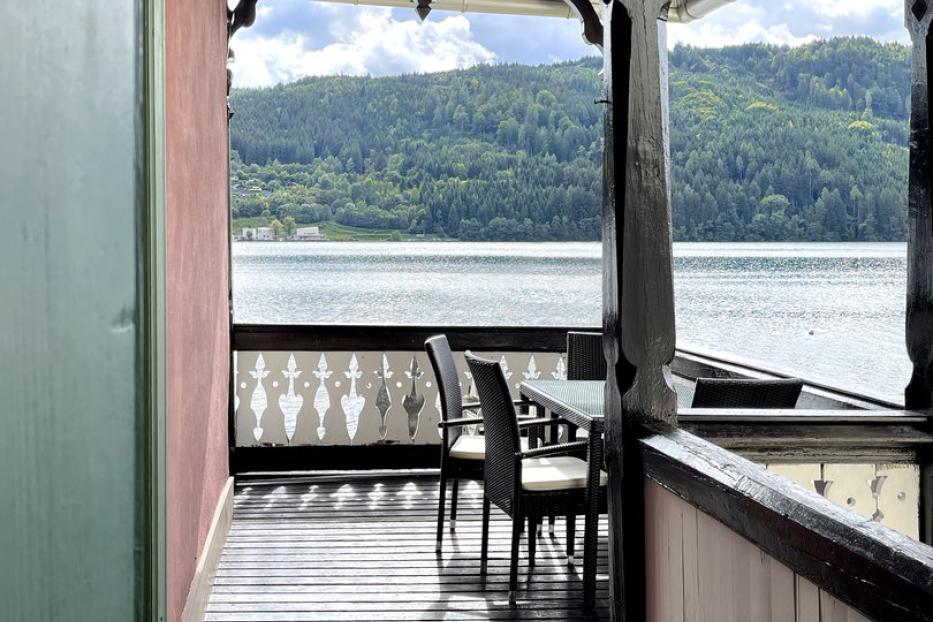 Das „Nizza von Kärnten“ nannte man Millstatt zu Kaisers Zeiten. Auf der Terrasse in der Villa Streintz kann man die Idee von der eleganten Sommerfrische direkt am See nachempfinden