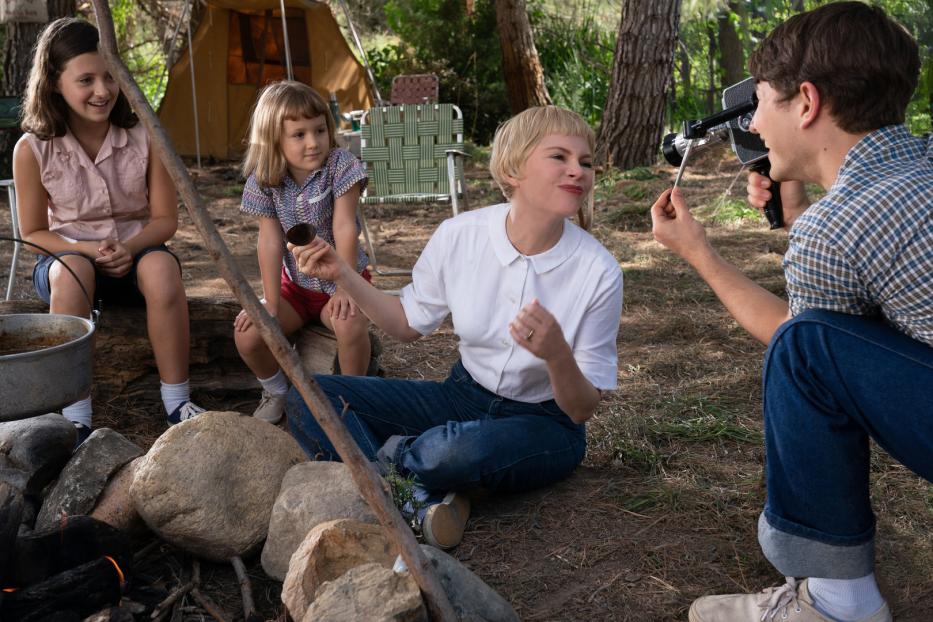 Der Schein von der glücklichen Familie trügt: Michelle Williams als dreifache Mutter und verkappte Pianistin beim Picknick, gefilmt von Sohn Sammy (Gabriel LaBelle)