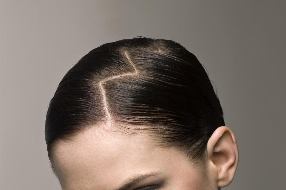 Woman with bare shoulders and zigzag part in hair - Stock-Fotografie