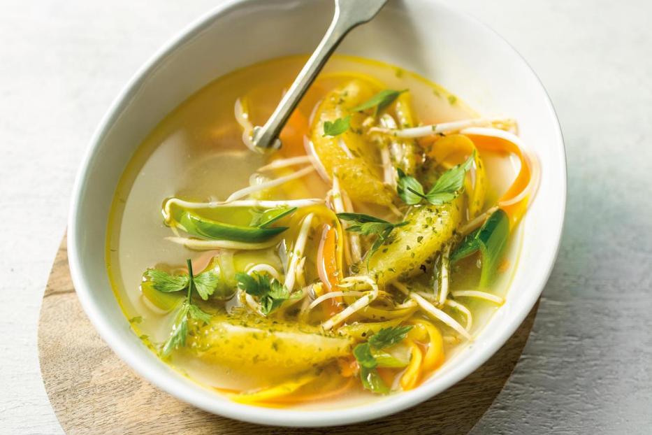 Klare Misosuppe mit Orange, Gelber Bete und Nori-Algen.