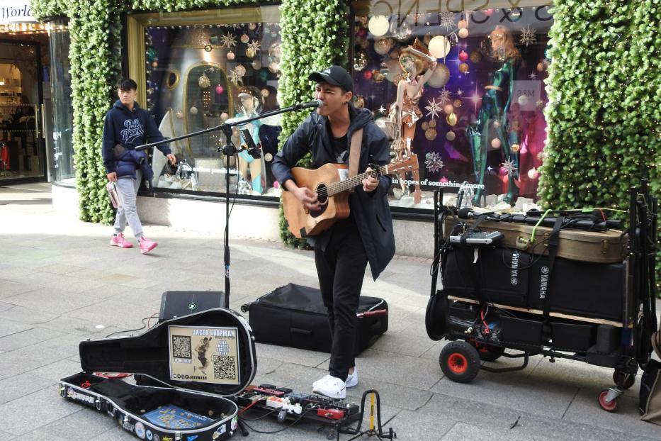 Die Qualität der Straßenmusiker ist hoch, da wirft man gerne Münzen in den Gitarrenkoffer