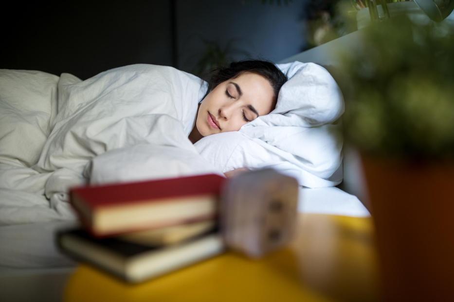 Young woman sleeping peacefully - Stock-Fotografie