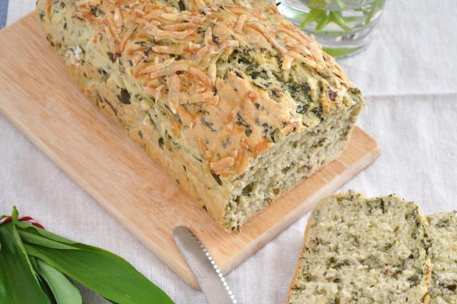Frisch gebackenes Bärlauchbrot.