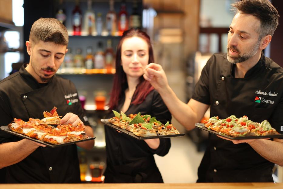 Alessandro Scendoni (rechts) und sein Team bringen römische Blechpizza auf ein ganz anderes Niveau.