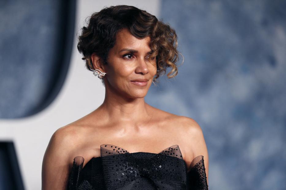 Halle Berry posiert bei der Oscar-Party von Vanity Fair