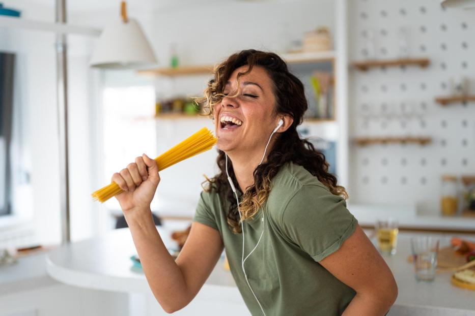 Frau mit Pasta in der Küche - Stock-Fotografie