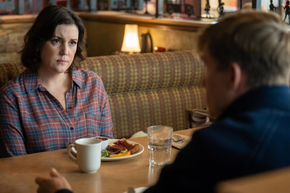 Haben Gesprächsbedarf: Shauna (Melanie Lynskey) und Jeff (Warren Kole) in Staffel 2 von &quot;Yellowjackets&quot; bei Paramount+