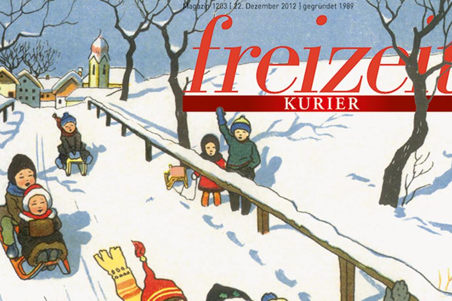 Kinder rodeln im Schnee, im Hintergrund eine verschneite Landschaft mit Häusern und Bäumen.