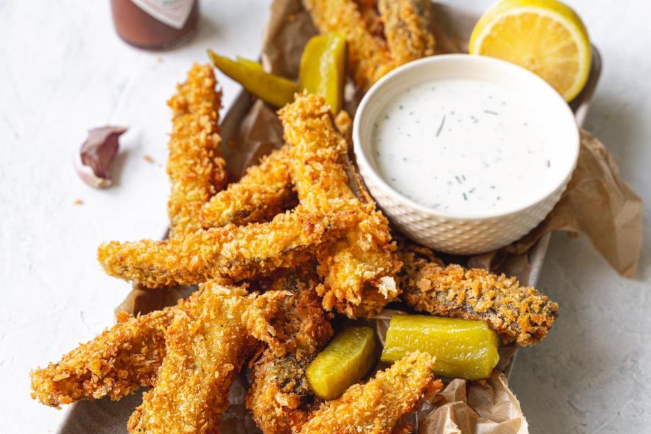 Frittierte Essiggurken werden mit Ranch-Dressing, Zitrone und Tabasco serviert.