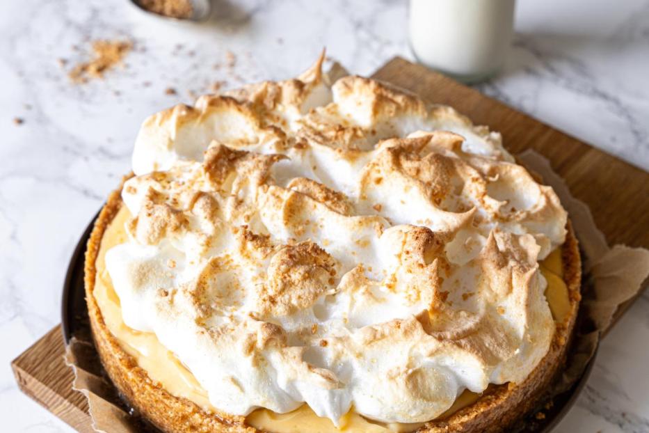 Puddingkuchen mit Baiserhaube.