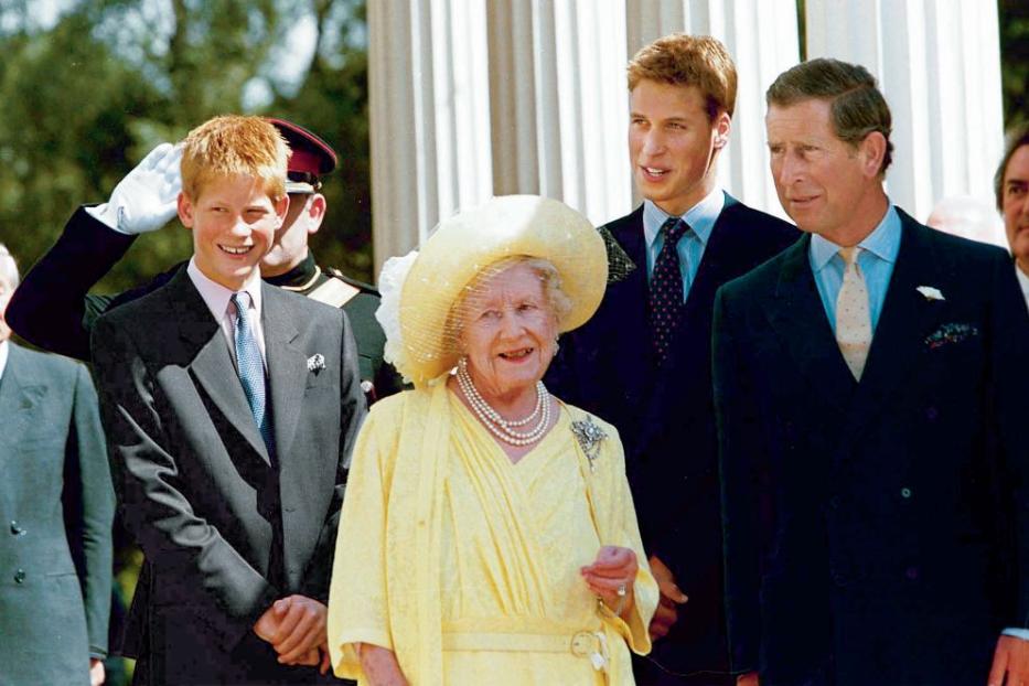 Prinz Harry, Queen Mum, Prinz William und der heutige König Charles