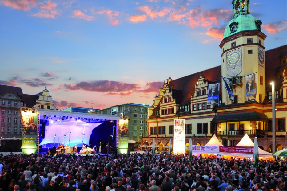 Vor dem alten Rathaus in Leipzig wird Johann Sebastian Bach gefeiert, der hier viele Werke schuf