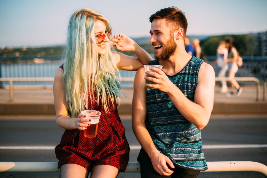 Freizeit und Freunde: Neben der Familie sind das die größten Glücksbringer für junge Menschen.