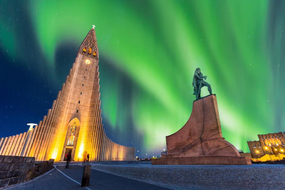 Arktisch, exotisch, einfach bizarr: grünes Polarlicht über der Hallgrímskirkja