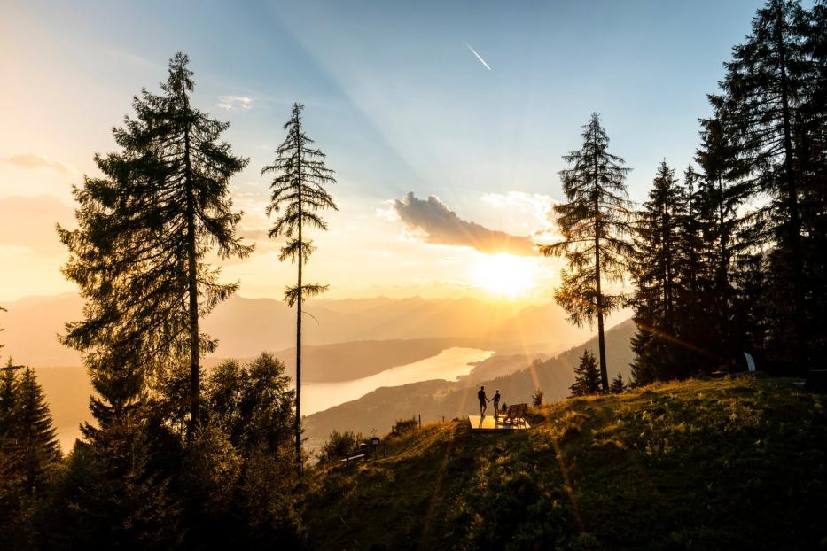 Romantiker lieben die Aussichtsplattformen auf dem Slow Trail Mirnock. Besser lässt sich der Millstätter See kaum in Szene setzen