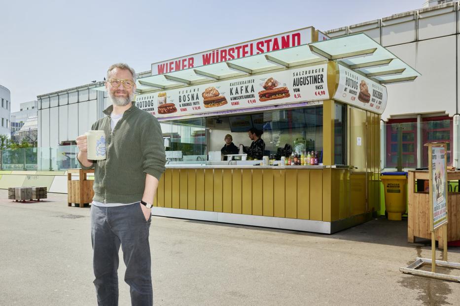 Mike Lanner hat in Spittelau den zweiten &quot;Wiener Würstelstand&quot; eröffnet