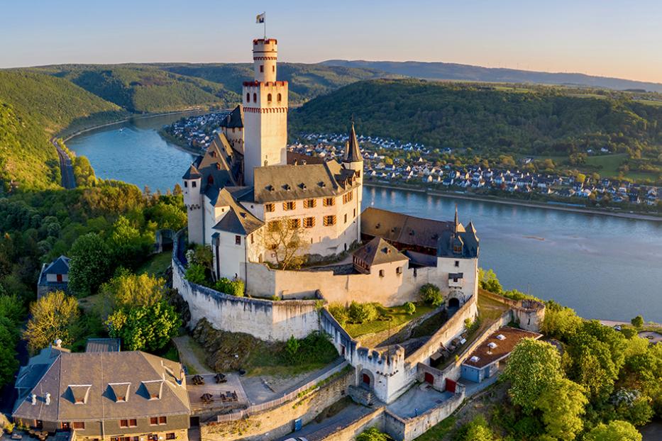 Braubach: Die Marksburg thront über dem Rhein, Route der Rheinromantik;, Oberes Mittelrheintal