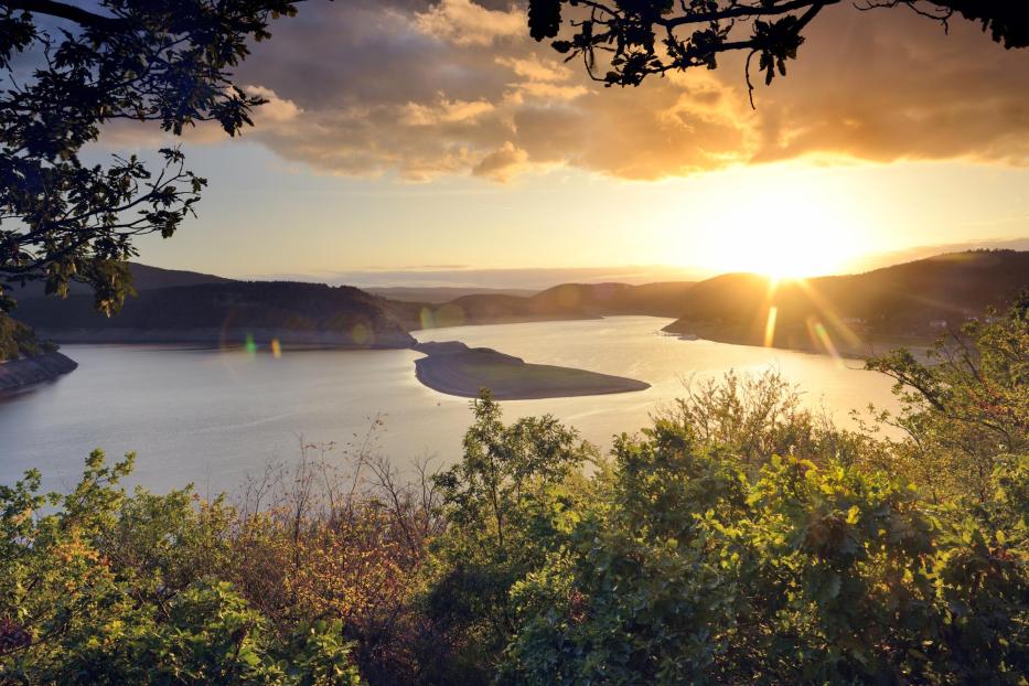 Waldeck-Frankenberg: Der Edersee im Nationalpark Kellerwald-Edersee in der Abendsonne