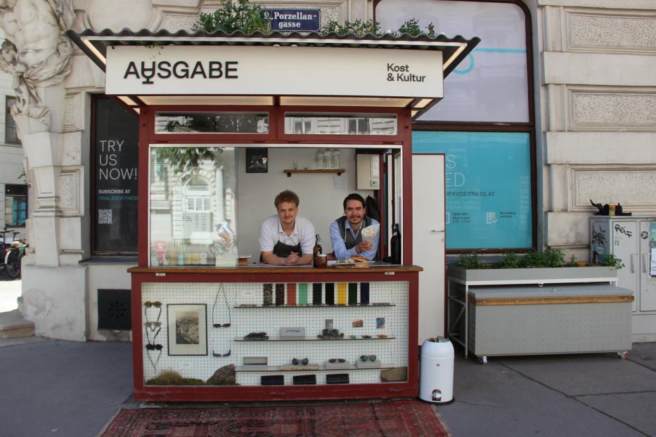 Julian Balogh (links) und Luca Tamussino im Imbiss &quot;Die Ausgabe&quot;.