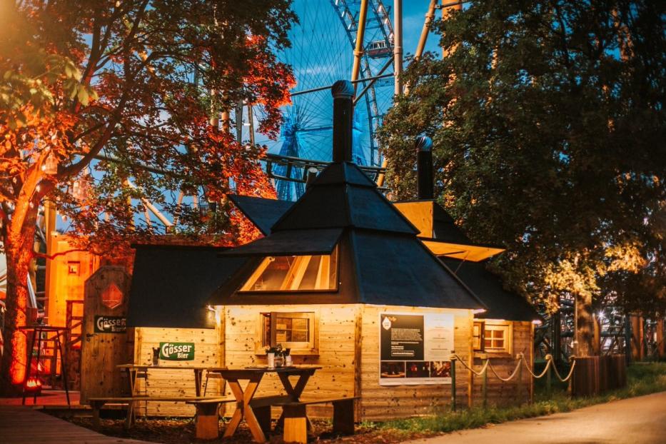 Feuerdorf im Wiener Prater startet in die Sommersaison.